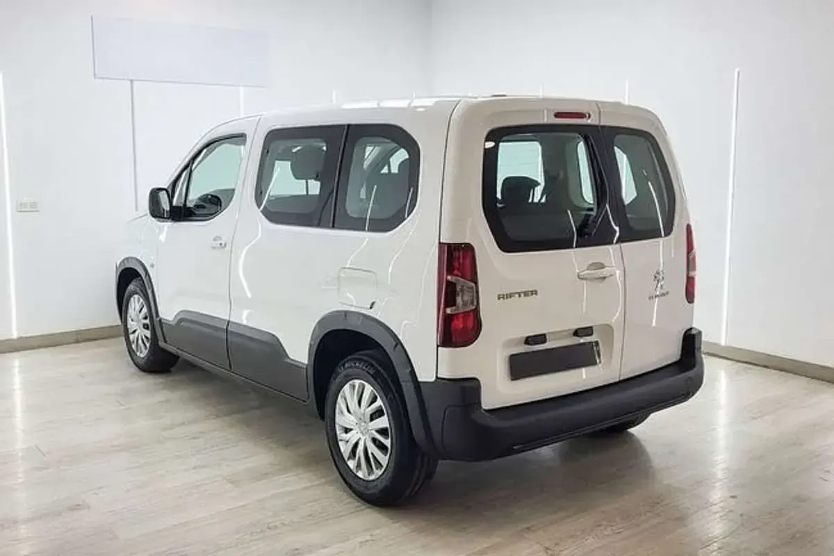 Usado Peugeot Rifter Active 102 CV (75 kW) 2021 Blanco Monovolumen