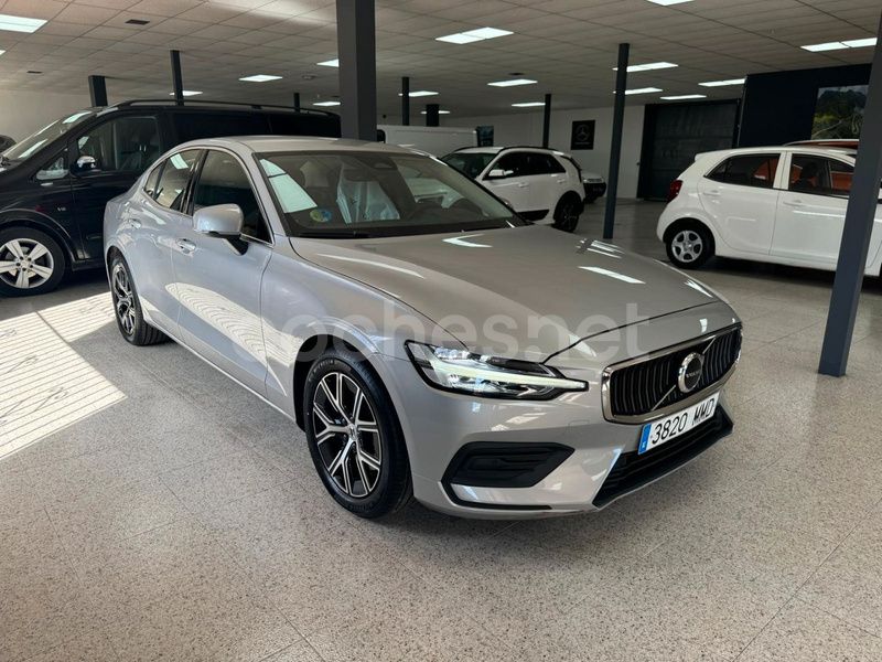 Gris / plata Usado 2023 Volvo S60 Core Berlina | 34.990 € (Buen precio) - Imagen 1/4