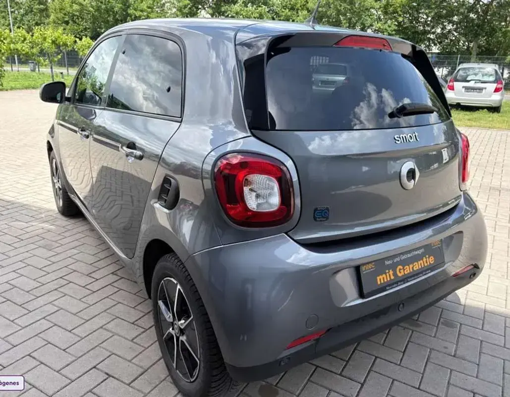 Usado Smart ForFour Electric Drive Passion 60 kW (82 CV) 2021 Gris Utilitario
