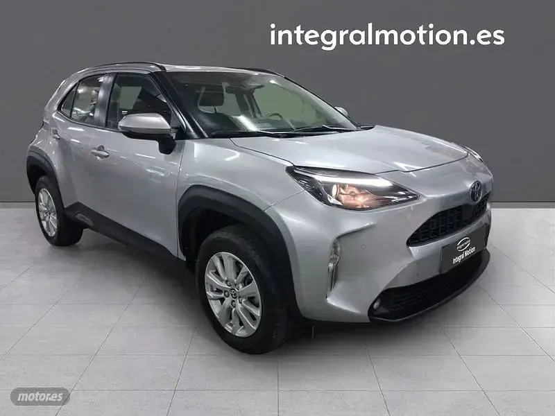 Usado Toyota Yaris Cross Business Edition 116 CV (85 kW) 2025 Plateado SUV