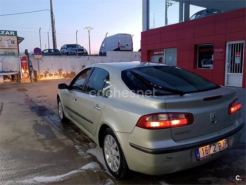 Usado Renault Laguna II Authentique 110 CV (80 kW) 2001 Gris / plata Berlina