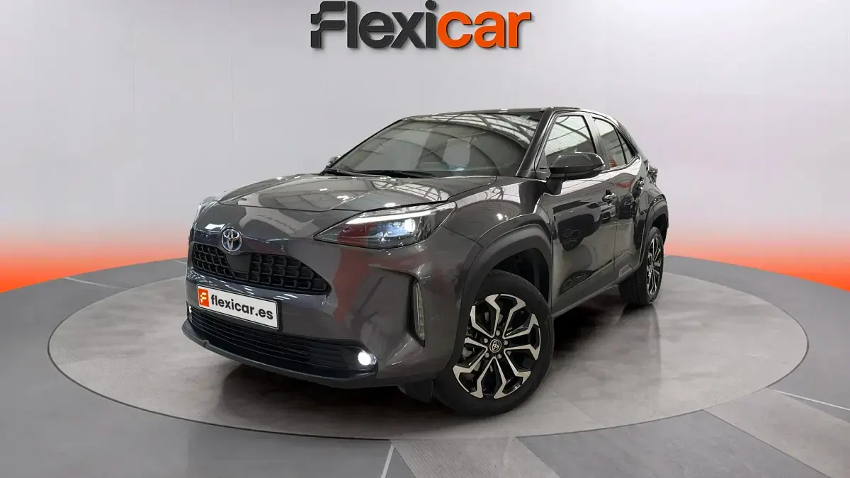 Usado Toyota Yaris Style 116 CV (85 kW) 2022 Gris Utilitario