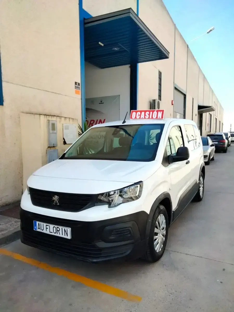 Usado Peugeot Rifter Access 100 CV (73 kW) 2019 Blanco Monovolumen