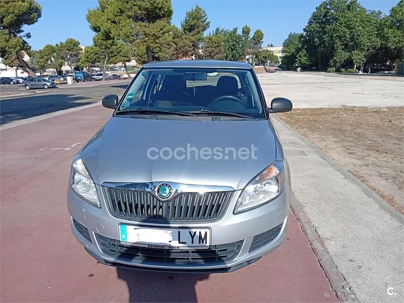 Usado Skoda Fabia 60 HP (44 kW) 2011 Cinzento Sedan