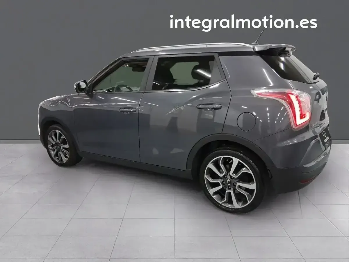 Usado SsangYong Tivoli Limited 115 CV (84 kW) 2016 Gris SUV