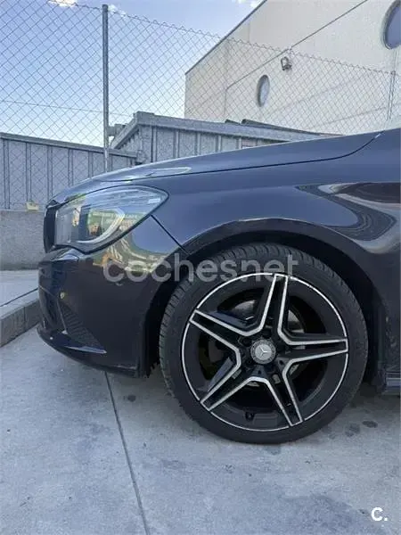 Usado Mercedes CLA200 136 CV (100 kW) 2015 Violeta / lila Berlina