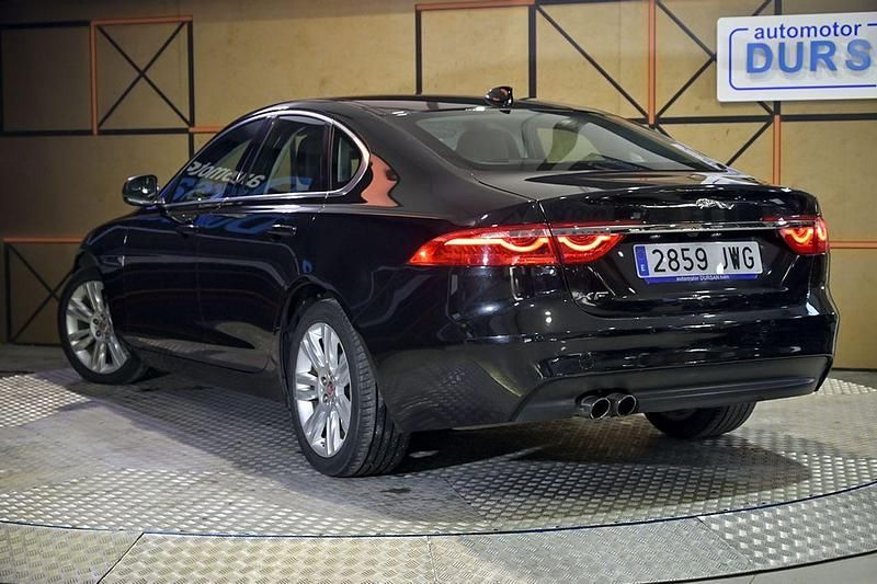 Usado Jaguar XF Portfolio 181 CV (133 kW) 2017 Negro Berlina