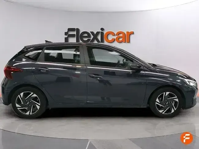Usado Hyundai i20 100 CV (73 kW) 2022 Gris Utilitario