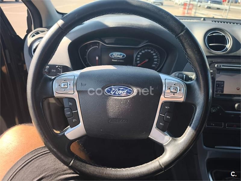 Usado Ford Mondeo Limited 140 CV (102 kW) 2012 Negro Berlina