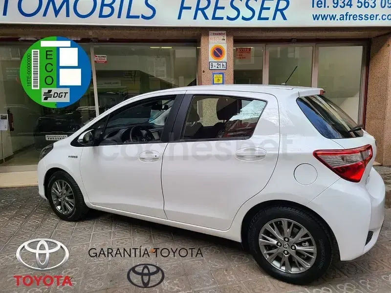 Usado Toyota Yaris Hybrid Active 100 CV (73 kW) 2019 Blanco Berlina