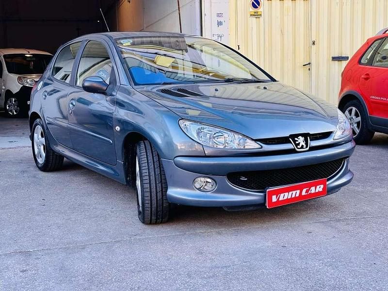 Usado Peugeot 206 110 CV (80 kW) 2006 Gris Utilitario