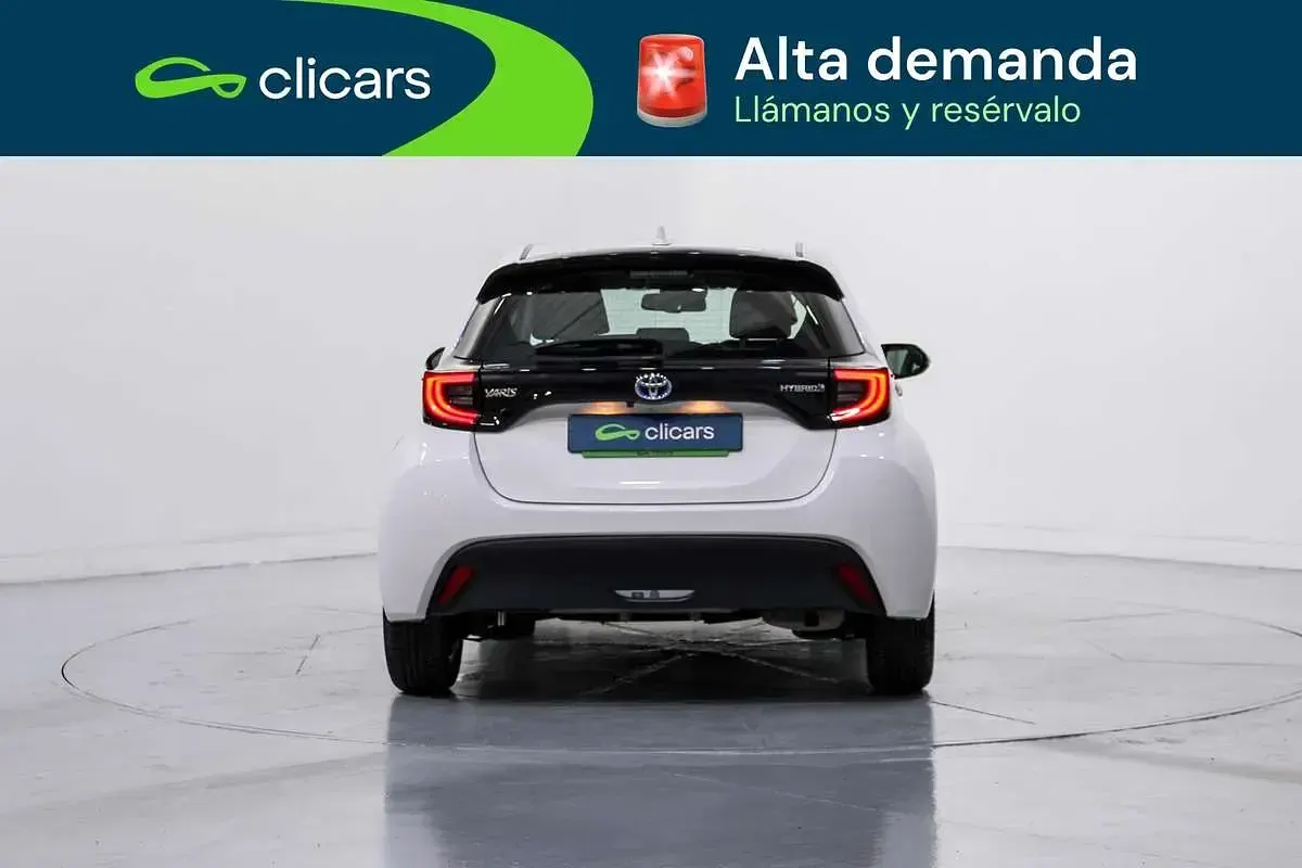 Usado Toyota Yaris Hybrid Active 75 CV (55 kW) 2021 Blanco Berlina
