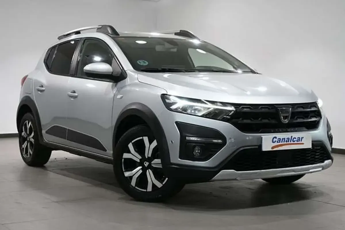 Usado Dacia Sandero Essentiel 91 CV (66 kW) 2021 Gris Utilitario