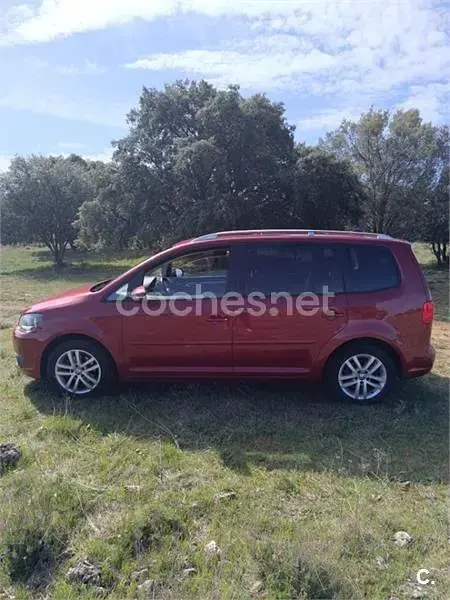 Usado VW Touran Advance 105 CV (77 kW) 2012 Rojo Monovolumen
