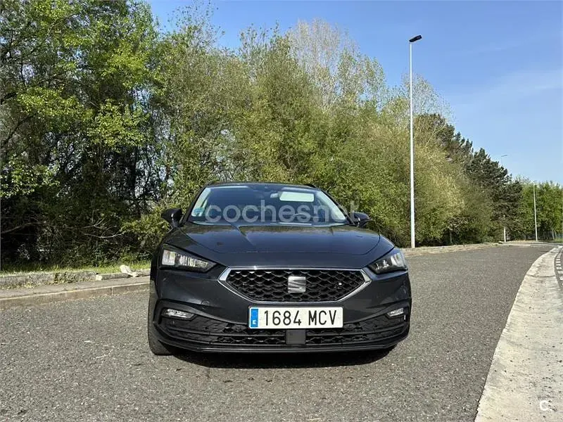 Usado Seat Leon Style 150 CV (110 kW) 2022 Gris / plata Familiar