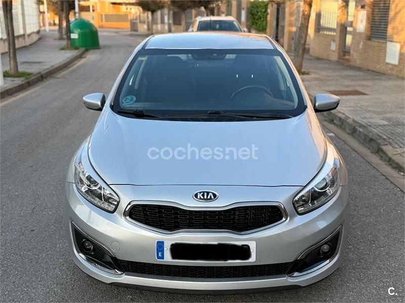 Usado Kia Ceed GT 136 CV (100 kW) 2016 Gris / plata Berlina