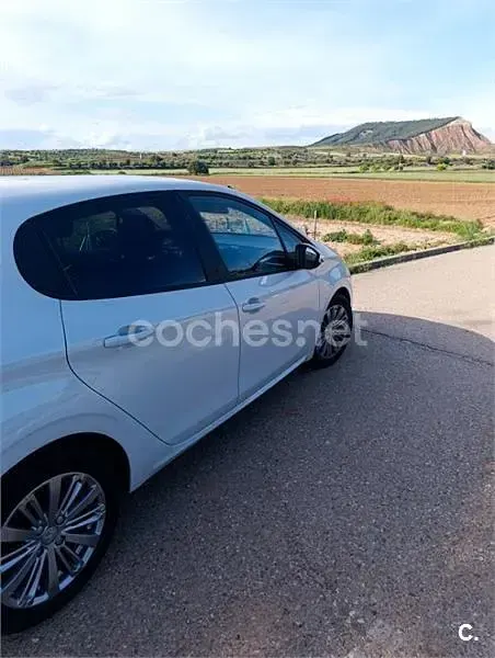 Usado Peugeot 208 Style 82 CV (60 kW) 2017 Blanco Utilitario