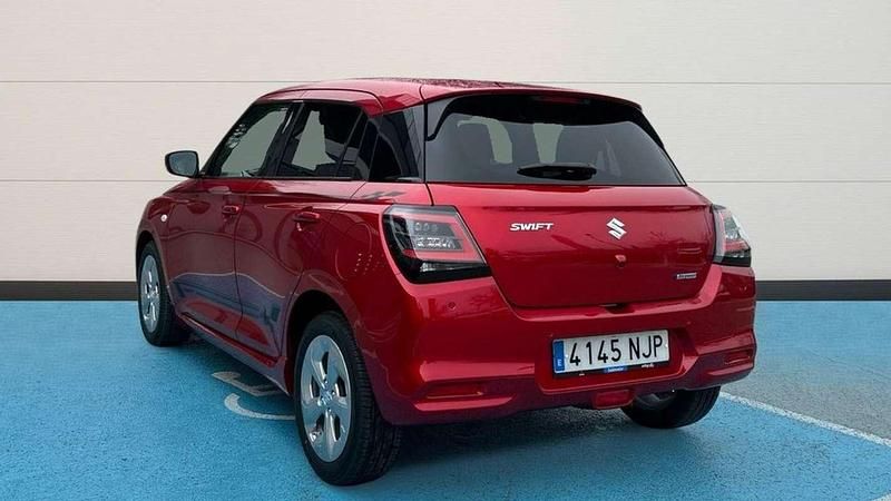 Usado Suzuki Swift 82 CV (60 kW) 2025 Rojo Utilitario