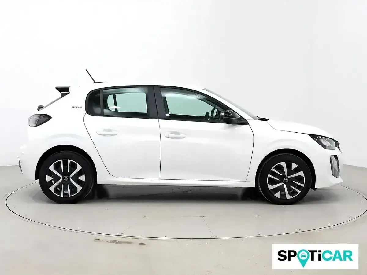 Usado Peugeot 208 Style 110 CV (80 kW) 2025 Blanco Utilitario