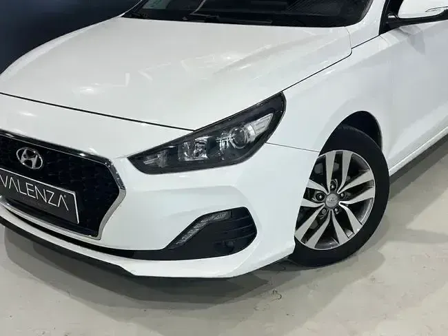 Usado Hyundai i30 120 CV (88 kW) 2018 Blanco Berlina