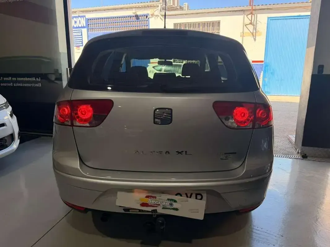 Usado Seat Altea Reference 105 CV (77 kW) 2010 Gris / plata Monovolumen