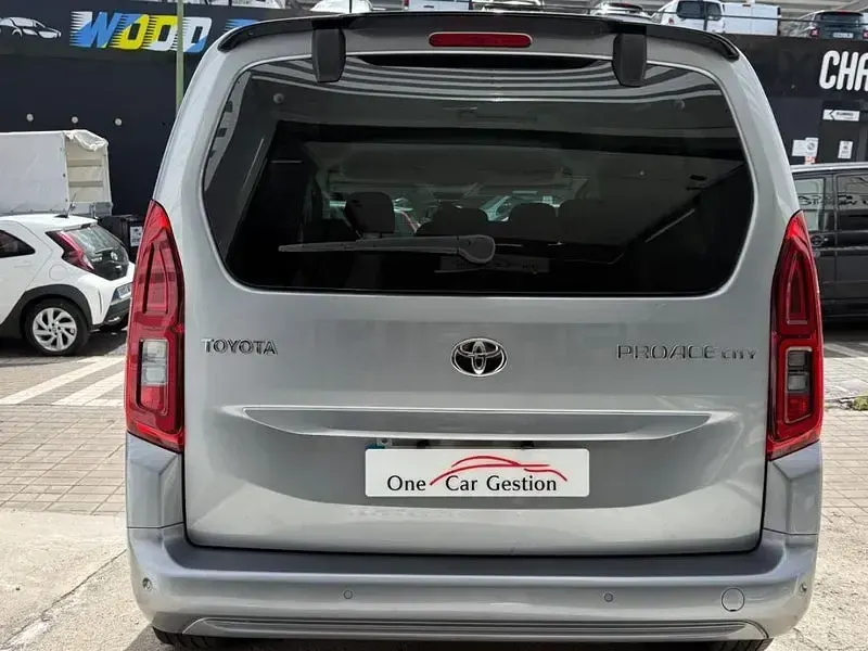 Usado Toyota Proace Verso Active 110 CV (80 kW) 2023 Gris / plata Familiar