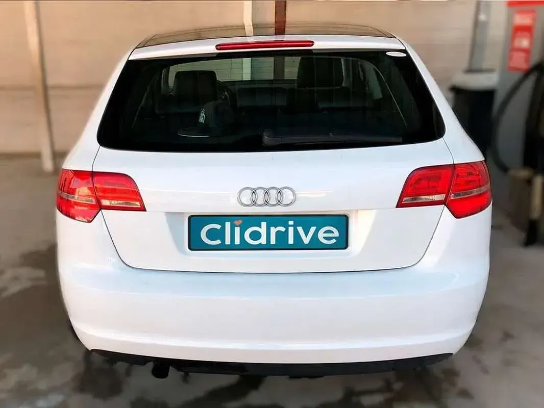Usado Audi A3 Sportback Attraction 105 CV (77 kW) 2009 Blanco Utilitario