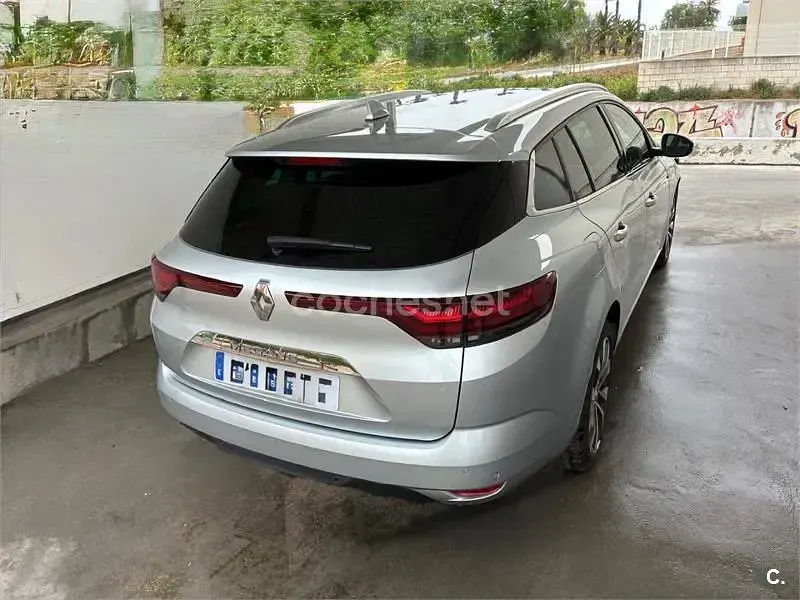 Usado Renault Mégane GrandTour Techno 140 CV (102 kW) 2023 Gris / plata Familiar