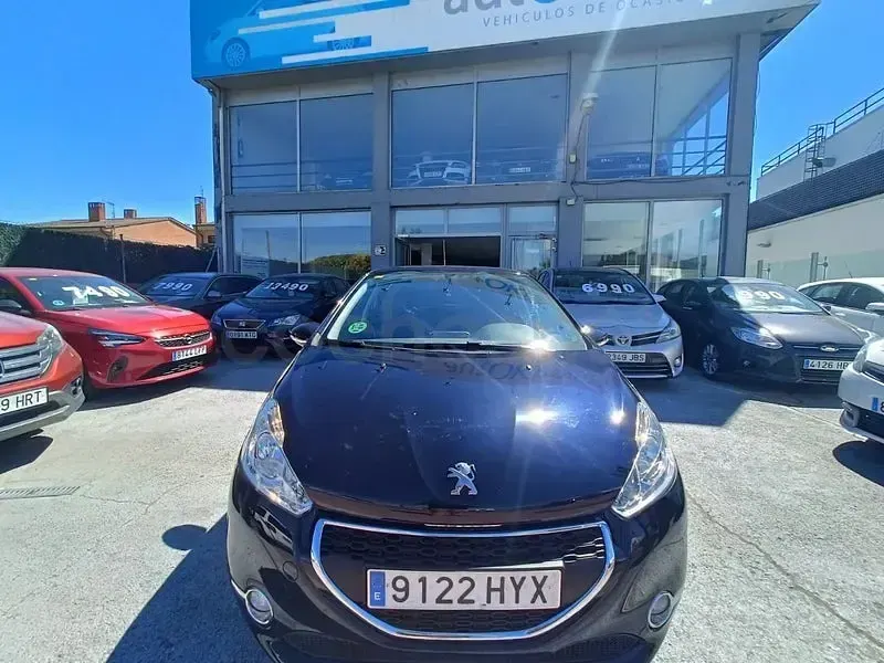 Usado Peugeot 208 Style 82 CV (60 kW) 2014 Violeta / lila Utilitario