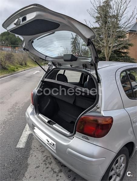 Usado Toyota Yaris Sol 75 CV (55 kW) 2004 Gris / plata Berlina