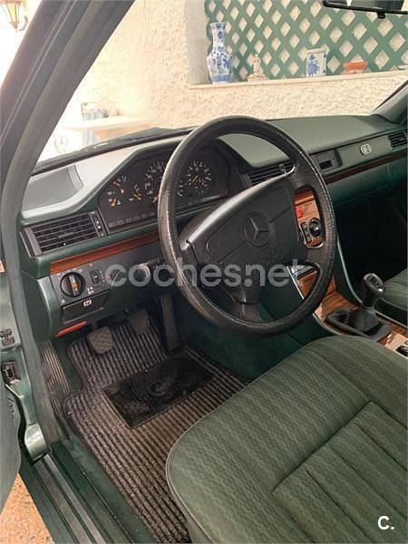 Usado Mercedes E300 136 CV (100 kW) 1993 Verde Berlina