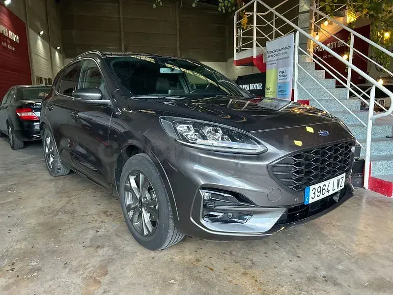 Usado Ford Kuga ST-Line 190 CV (139 kW) 2022 Gris / plata SUV