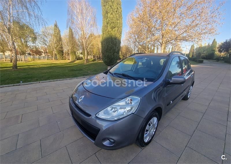 Usado Renault Clio GrandTour Dynamique 85 CV (62 kW) 2010 Gris / plata Familiar