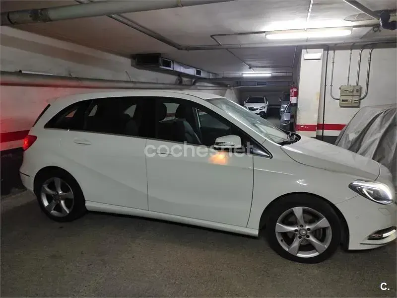 Usado Mercedes B180 109 CV (80 kW) 2012 Amarillo Utilitario