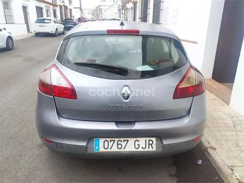 Usado Renault Mégane Dynamique 105 CV (77 kW) 2008 Gris / plata Berlina