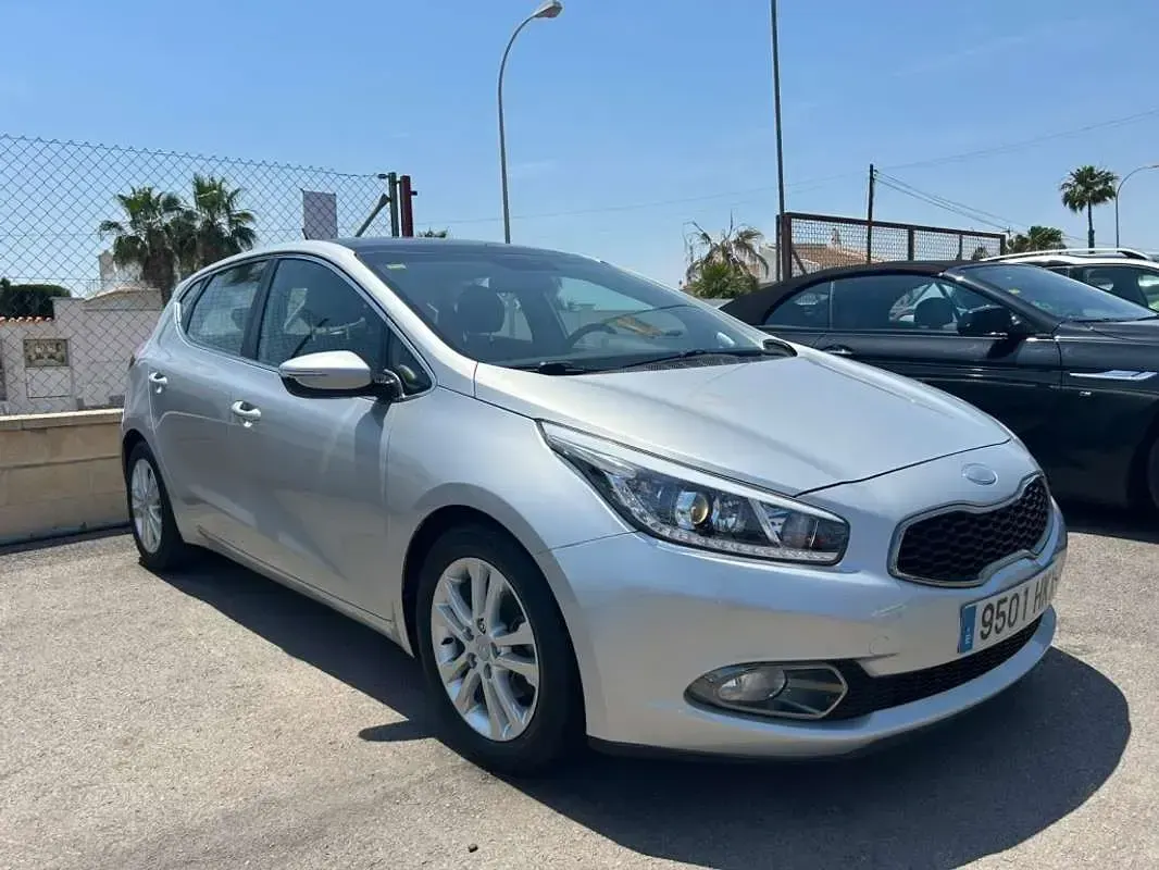 Usado Kia Ceed Sportswagon 135 CV (99 kW) 2012 Plateado Familiar
