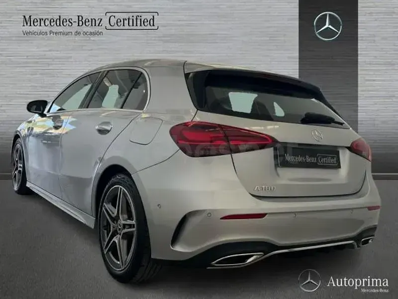 Usado Mercedes A180 136 CV (100 kW) 2025 Gris / plata Berlina