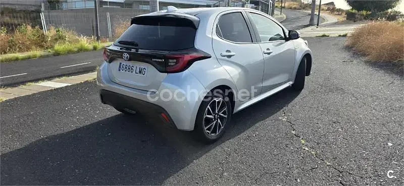 Usado Toyota Yaris Hybrid Active 116 CV (85 kW) 2021 Gris / plata Berlina