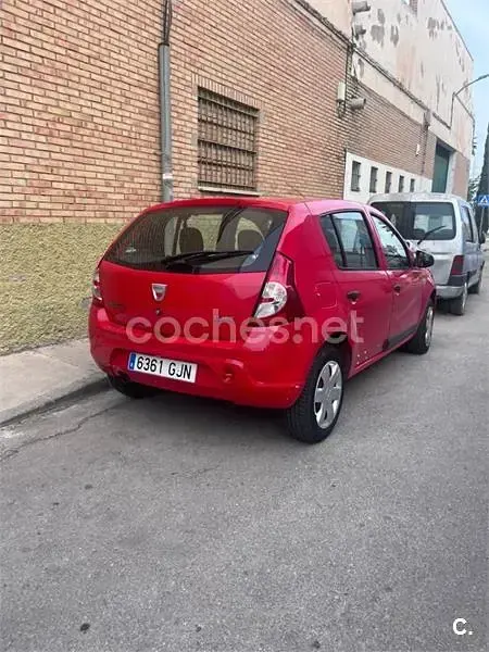 Usado Dacia Sandero Ambiance 75 CV (55 kW) 2008 Rojo Utilitario