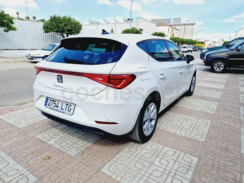 Usado Seat Leon Style 115 CV (84 kW) 2021 Blanco Berlina
