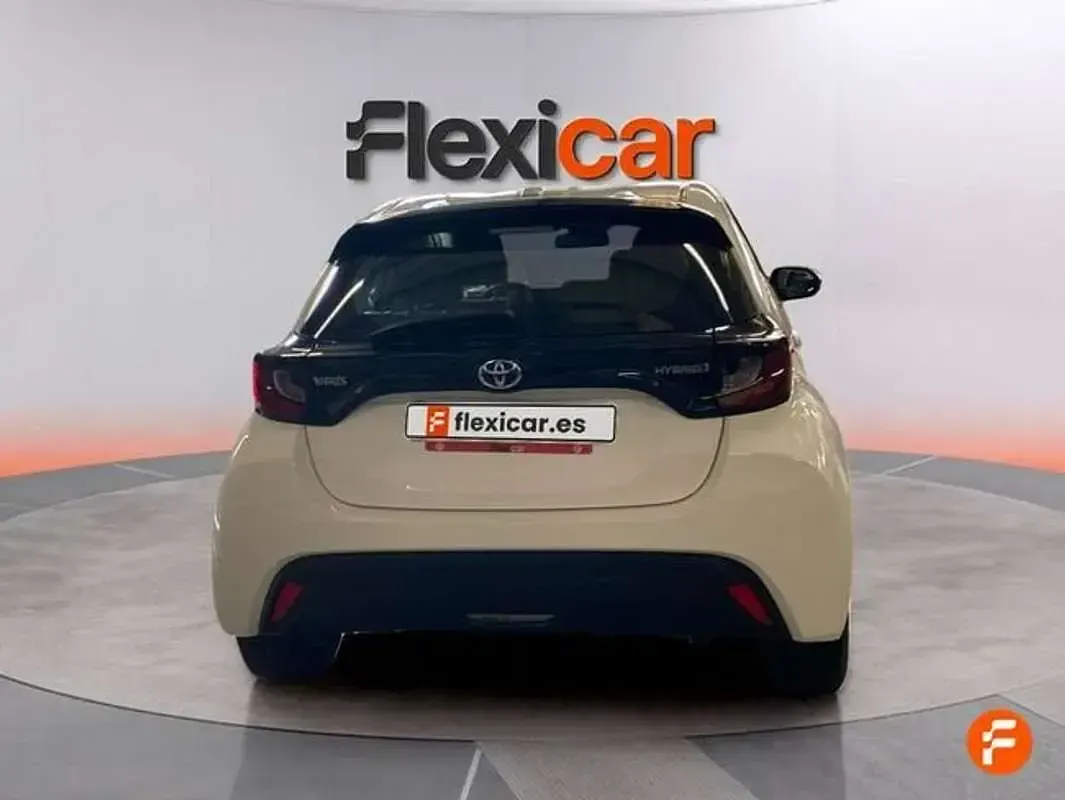 Usado Toyota Yaris Active 116 CV (85 kW) 2022 Blanco Utilitario