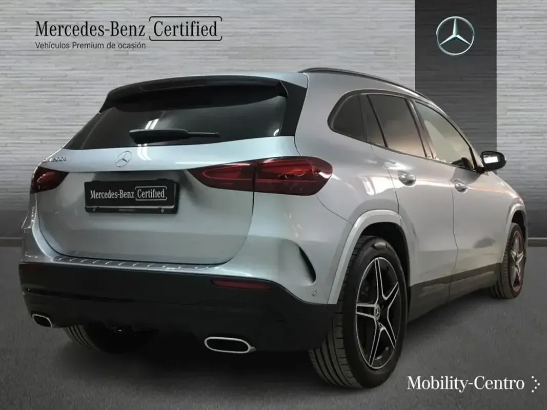 Usado Mercedes GLA200 AMG line 150 CV (110 kW) 2024 Plata hightech SUV