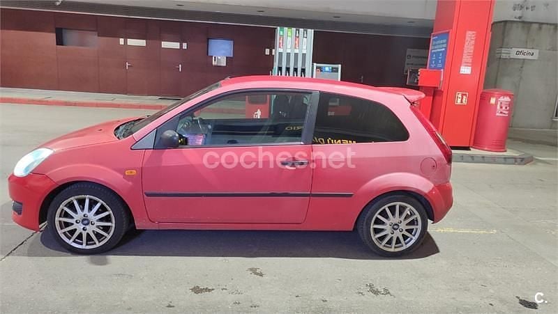 Usado Ford Fiesta Sport 90 CV (66 kW) 2005 Rojo Utilitario