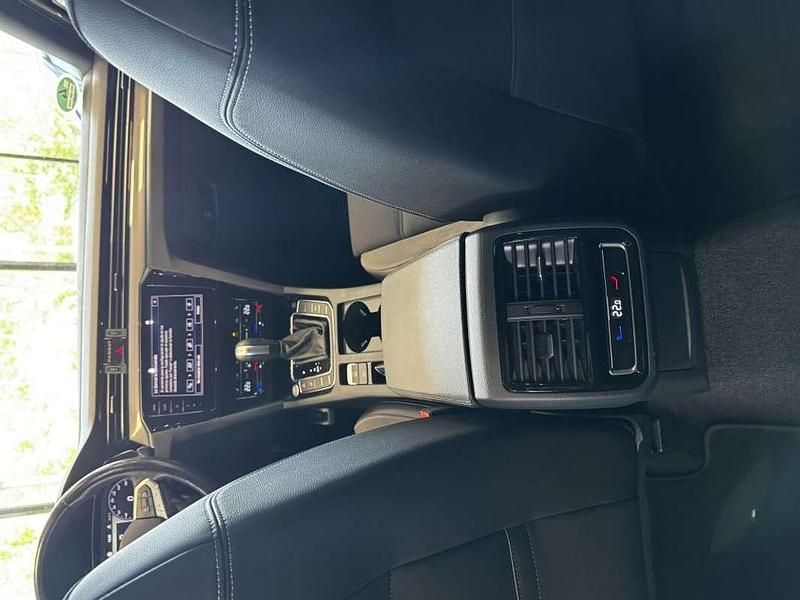 Usado VW Passat Alltrack 200 CV (147 kW) 2022 Blanco Familiar
