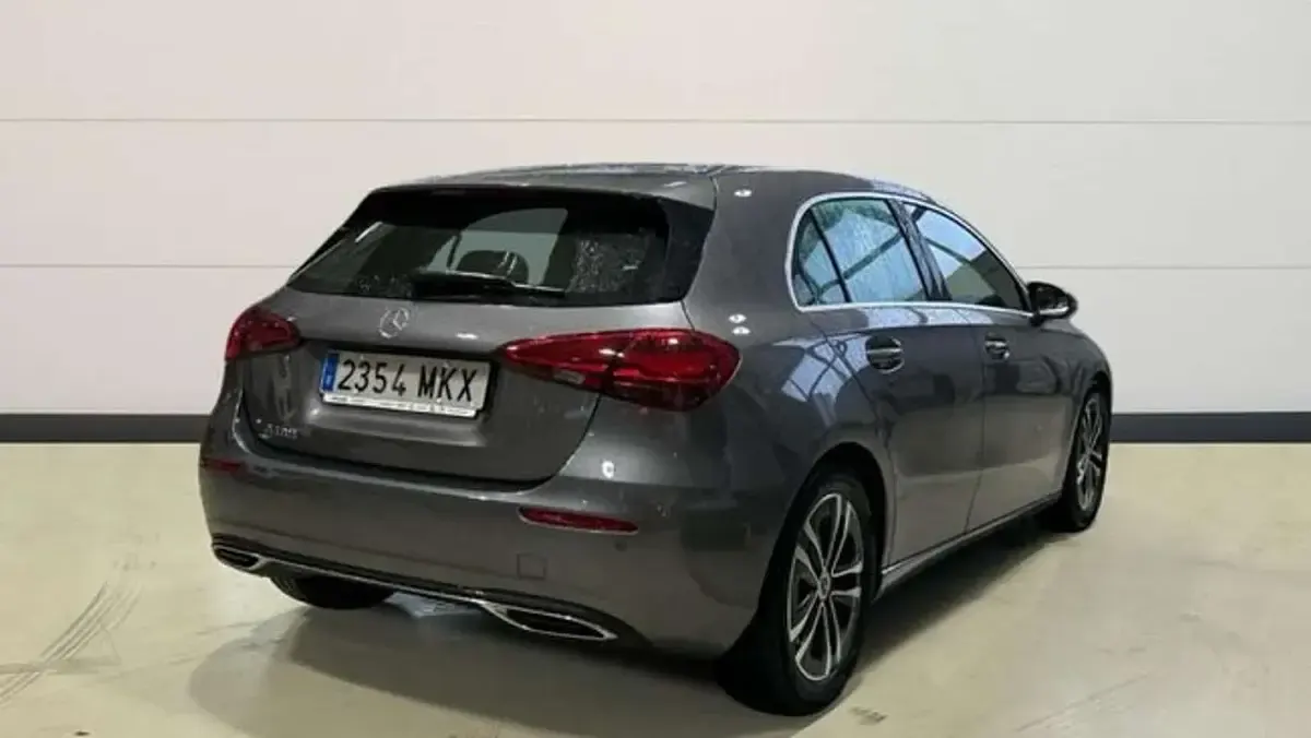 Usado Mercedes A180 136 CV (100 kW) 2023 Gris Berlina