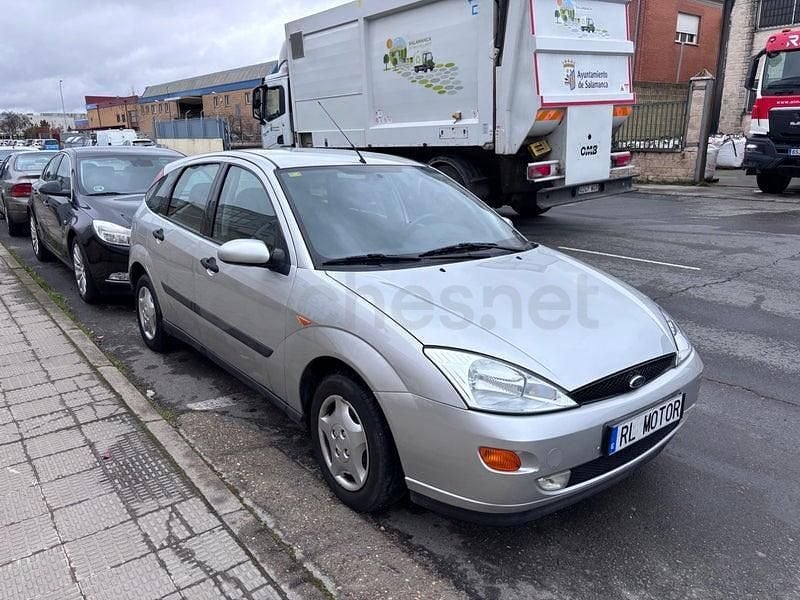 Usado Ford Focus Trend 100 CV (73 kW) 2002 Gris / plata Berlina