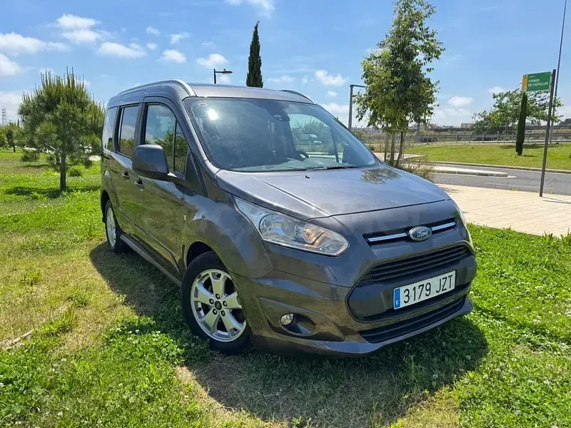 Usado Ford Tourneo Connect Titanium 100 CV (73 kW) 2017 Gris / plata Monovolumen