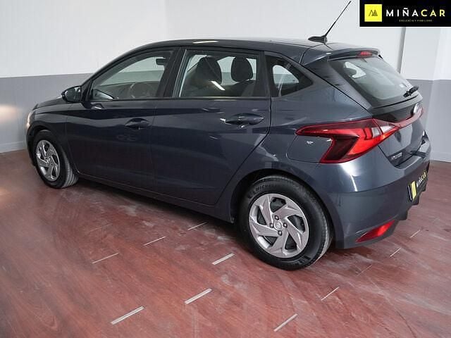 Usado Hyundai i20 100 CV (73 kW) 2023 Gris oscuro Berlina