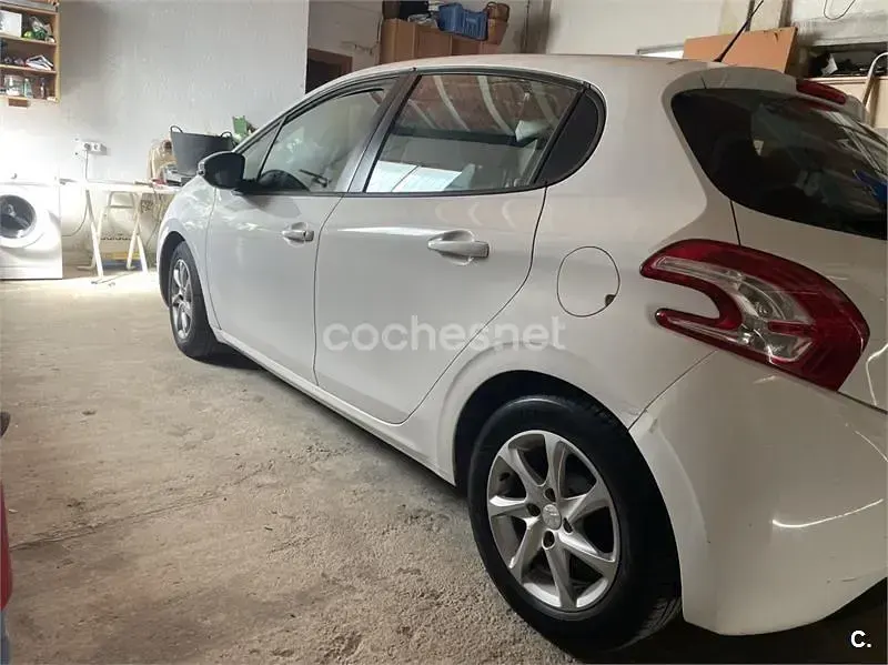 Usado Peugeot 208 Active 82 CV (60 kW) 2014 Blanco Utilitario
