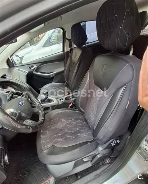 Usado Ford Focus Trend 125 CV (91 kW) 2013 Gris / plata Berlina